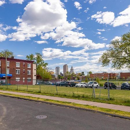 Beautiful 3 Bedroom Condo In Hartford! Exterior photo